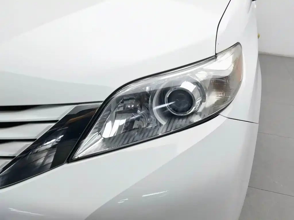 Toyota Sienna — миниатюра 6