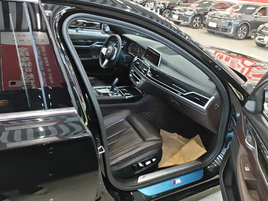 BMW 7 Series — миниатюра 8