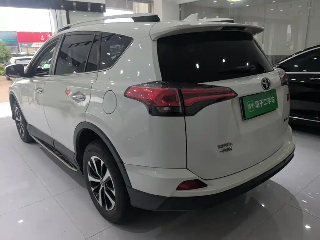 Toyota RAV4 — миниатюра 5