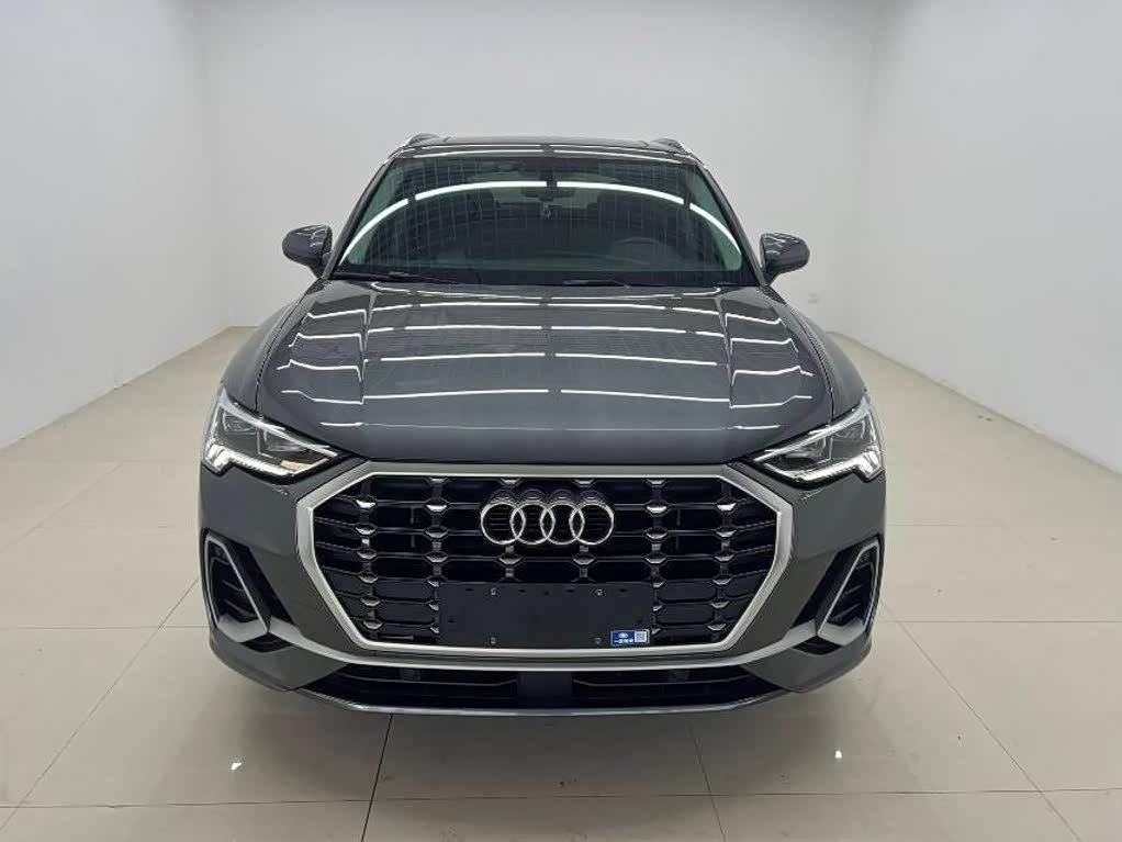 Audi Q3 1.4 л 2022 г. Серебристо-серый, пробег 24000 км