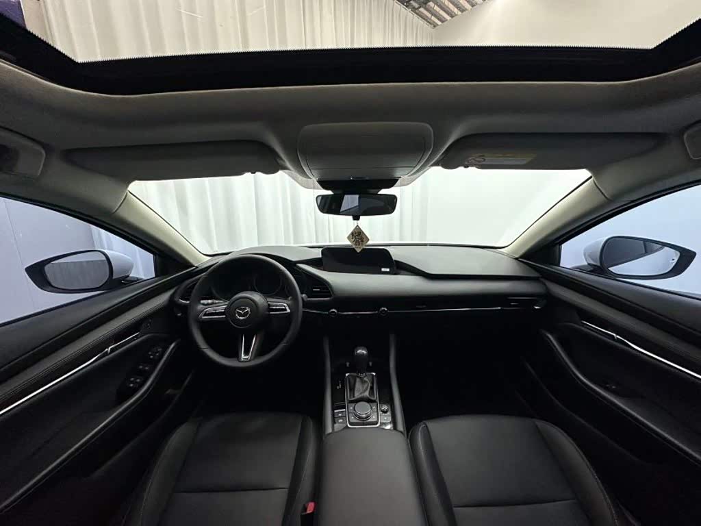 Mazda Mazda3 Axela 2.0 л 2023 г. Белый, пробег 32000 км
