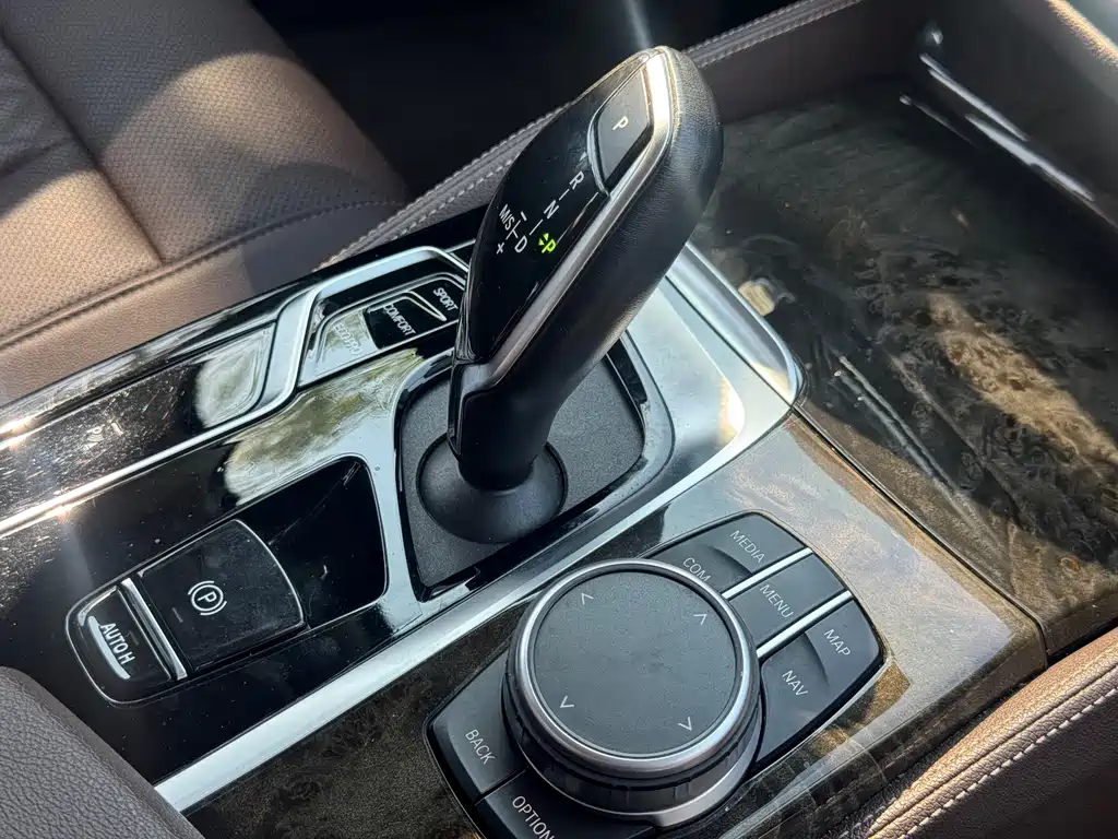 BMW 5 Series — миниатюра 11