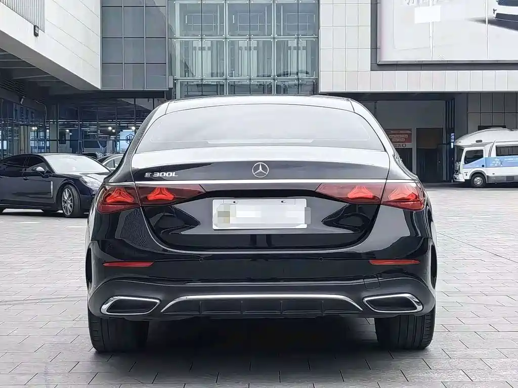 Mercedes-Benz E-Class — миниатюра 10