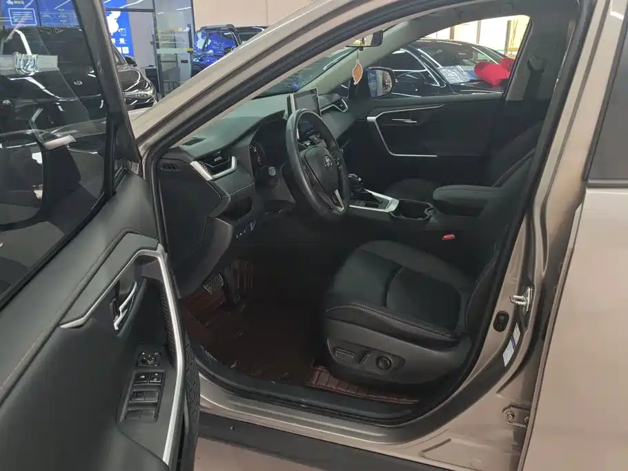 Toyota RAV4 — миниатюра 9
