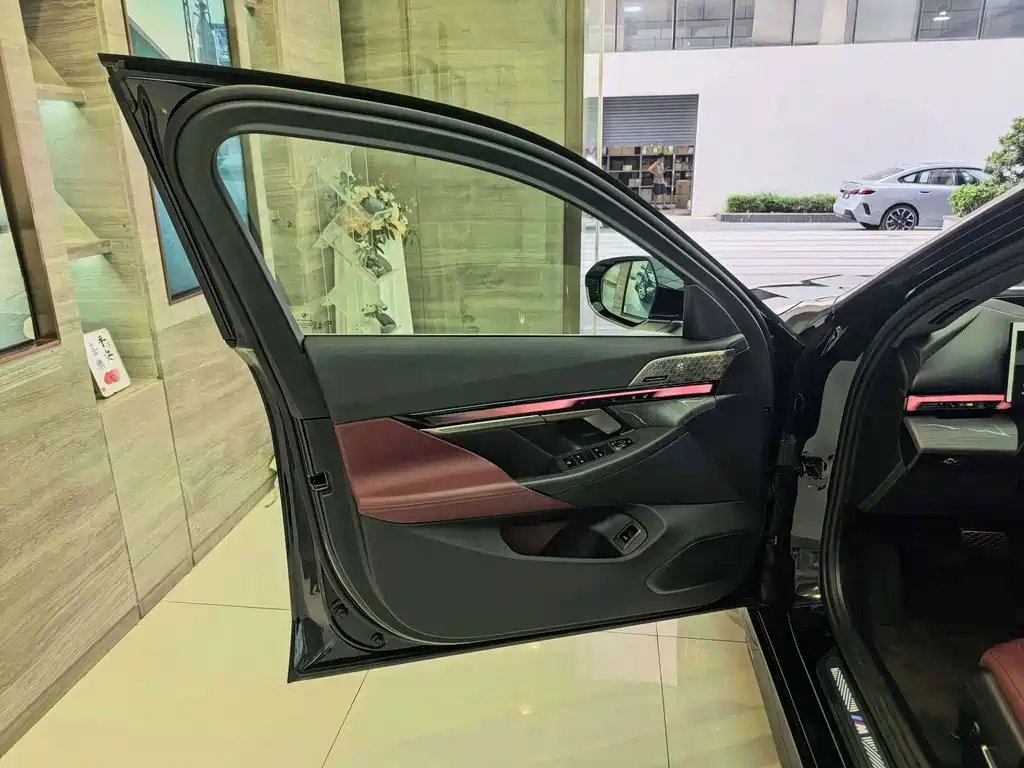 BMW 5 Series — миниатюра 7