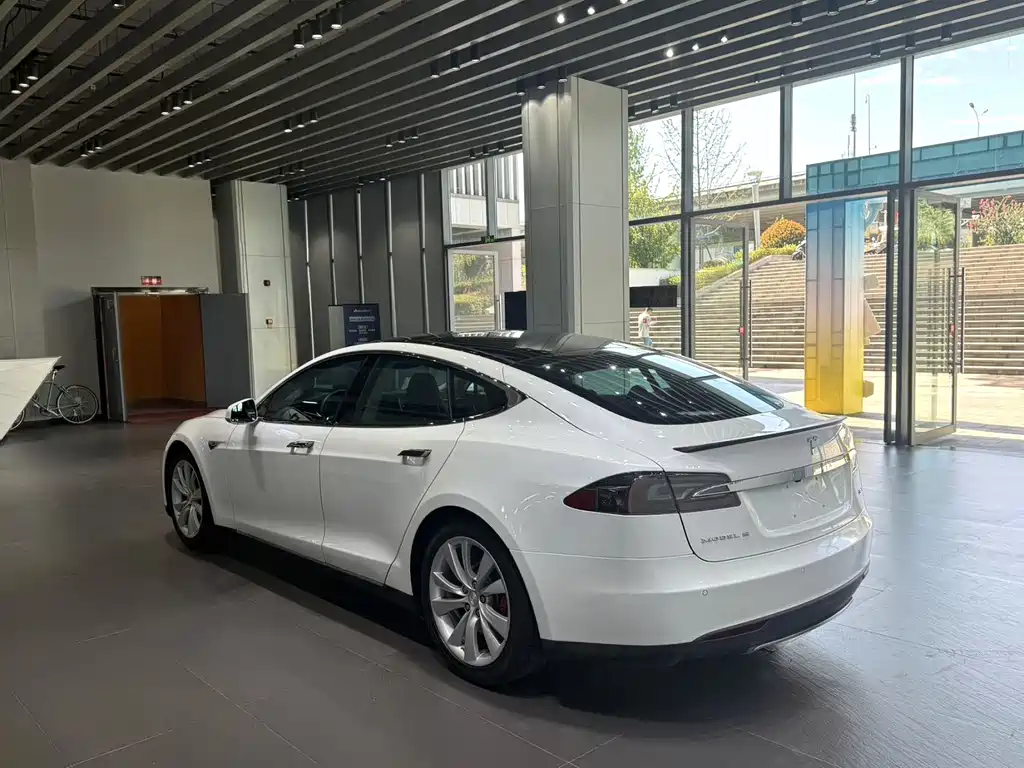 Tesla Model S — миниатюра 7