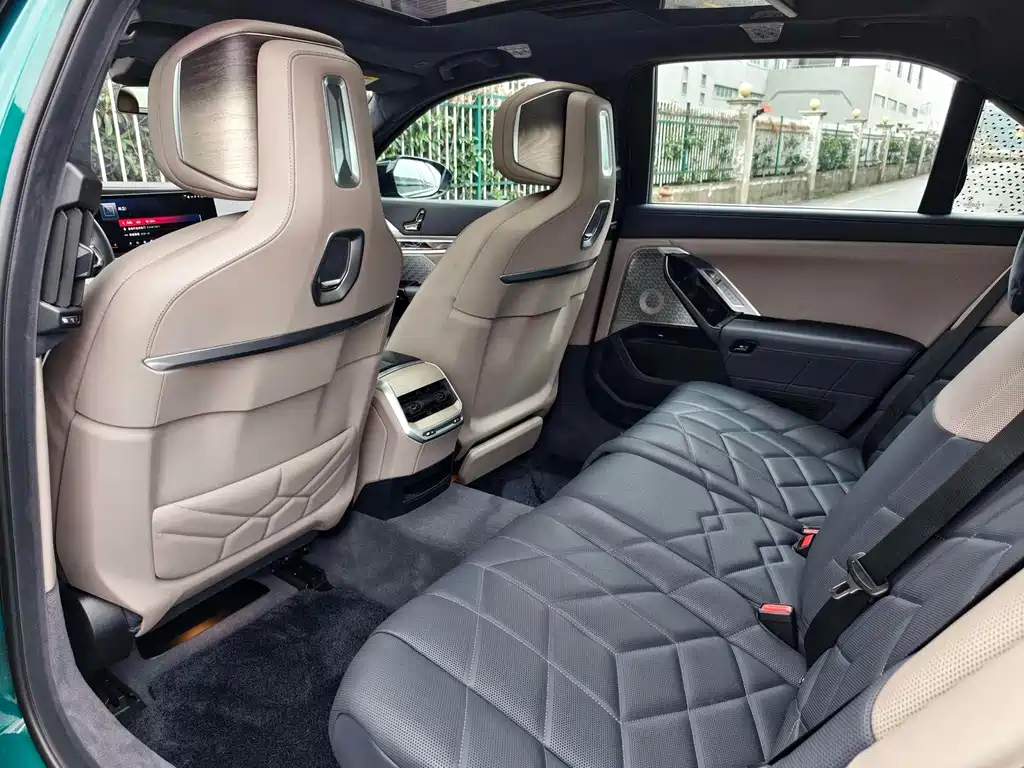 BMW i7 M70L — миниатюра 16