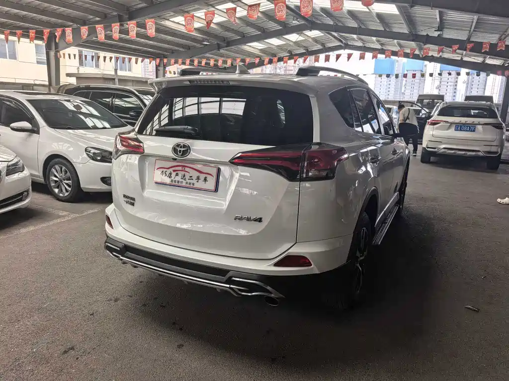 Toyota RAV4 — миниатюра 7