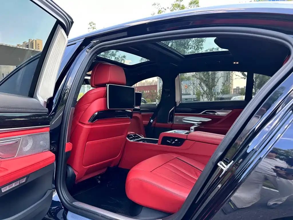 BMW 7 Series — миниатюра 12