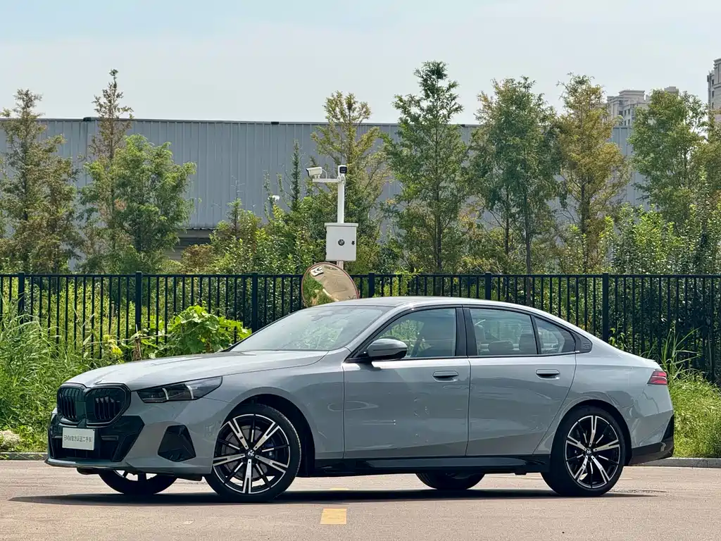 Заказать BMW 5 Series (Import) 2026 года за 7 865 163 ₽  из Китая