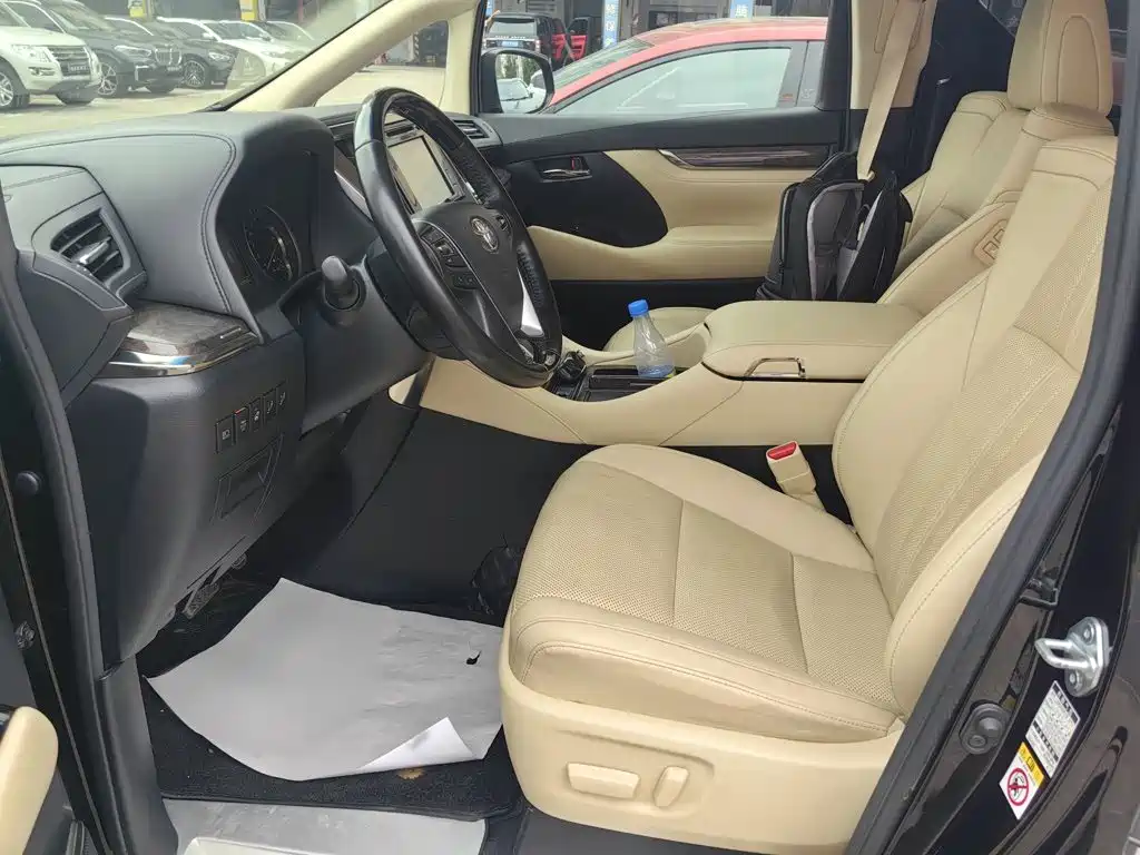 Toyota Alphard — миниатюра 8
