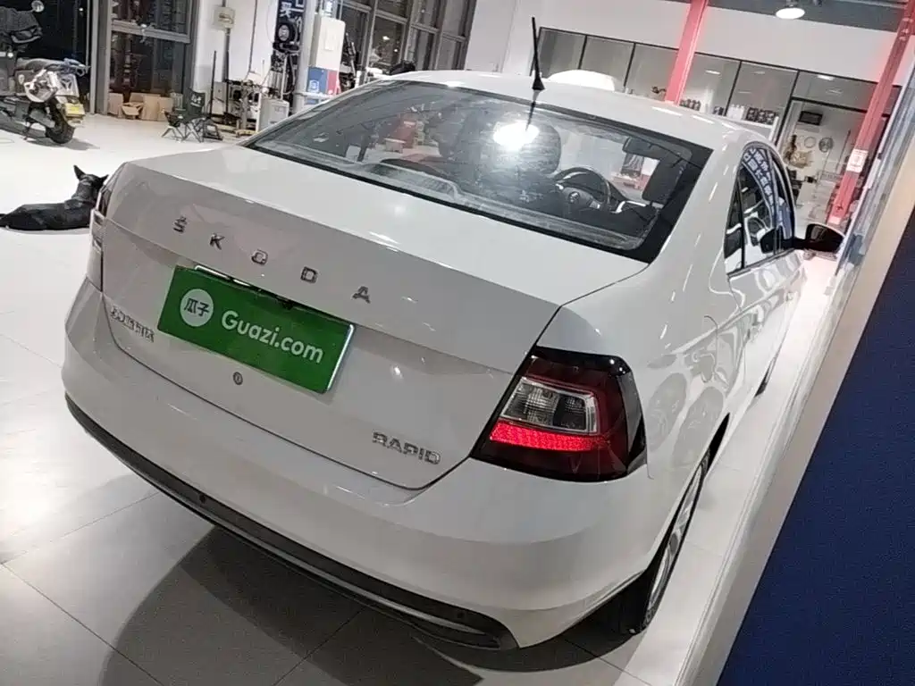 Skoda Rapid — миниатюра 7