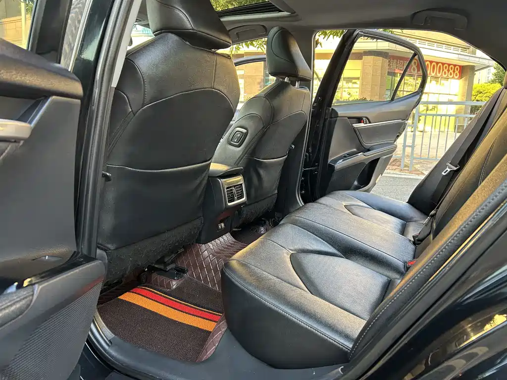 Toyota Camry — миниатюра 10