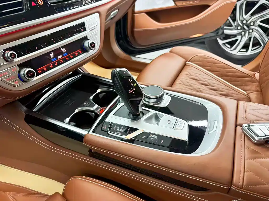 BMW 7 Series — миниатюра 11