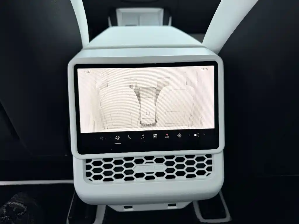 Tesla Model 3 — миниатюра 12