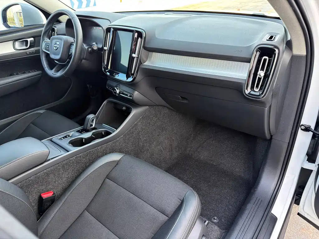Volvo XC40 — миниатюра 10