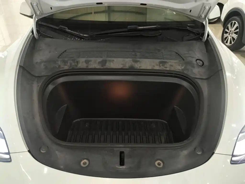 Tesla Model Y — миниатюра 16