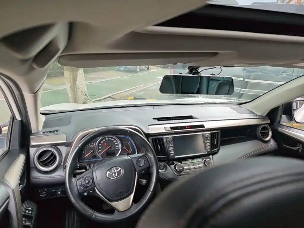 Toyota RAV4 — миниатюра 10
