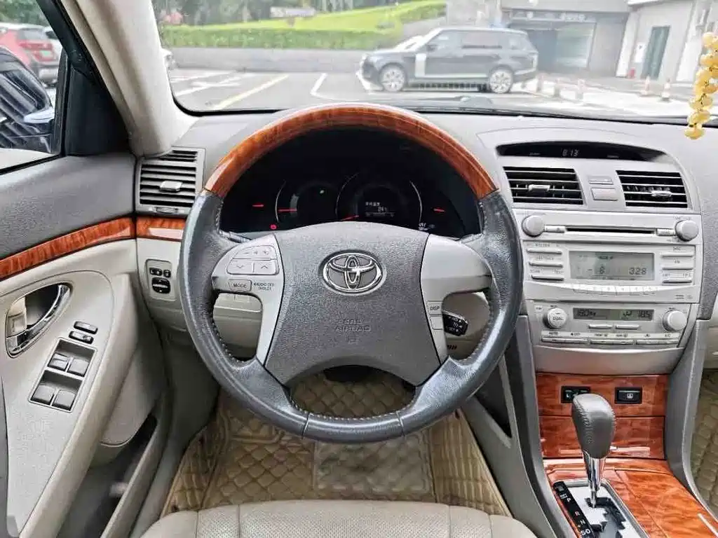 Toyota Camry — миниатюра 17