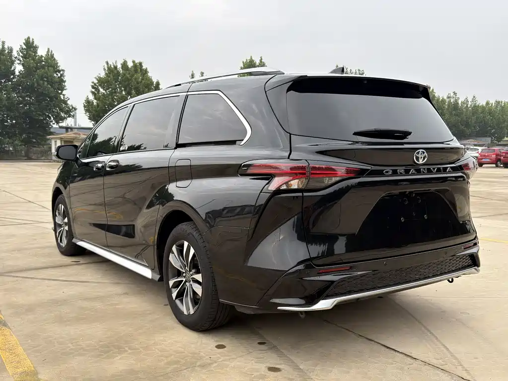 Toyota Granvia — миниатюра 11