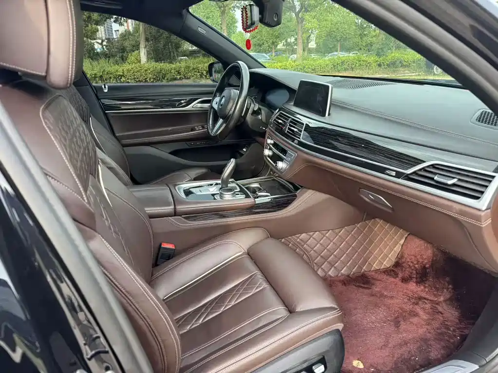 BMW 7 Series — миниатюра 17