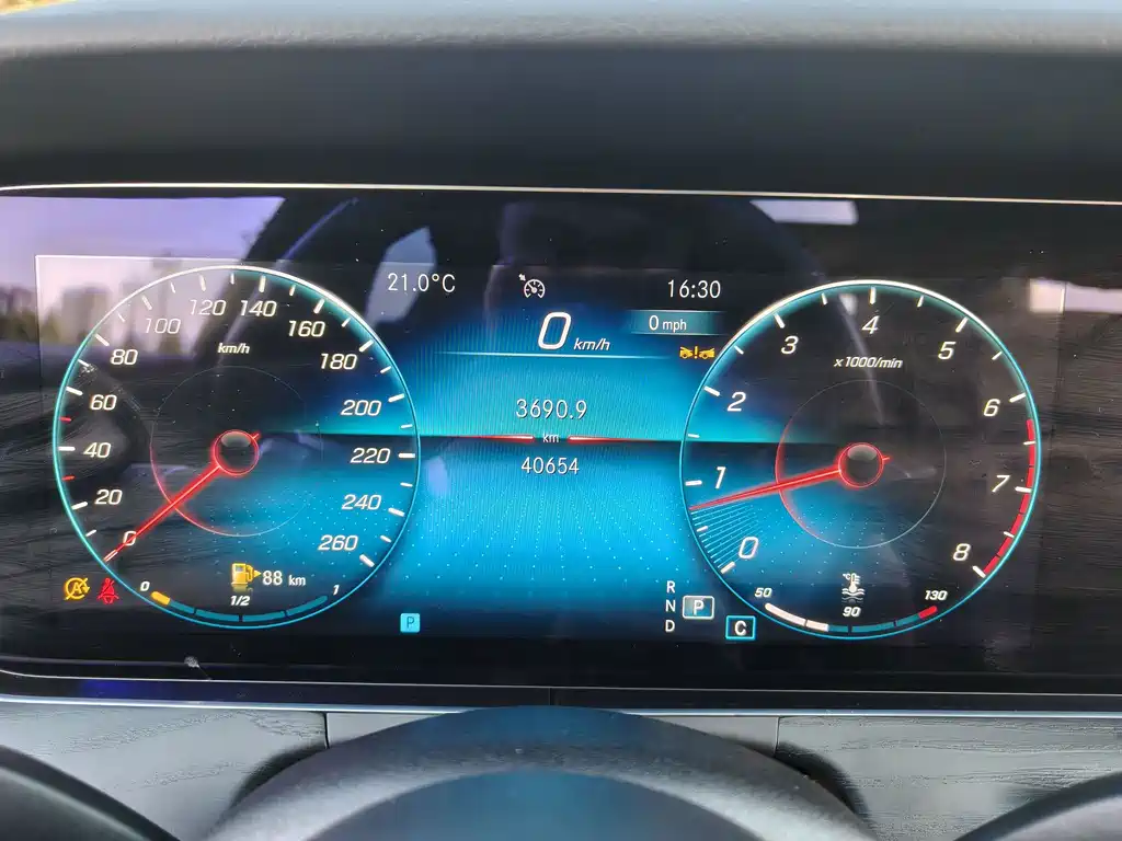 Mercedes-Benz E-Class — миниатюра 7