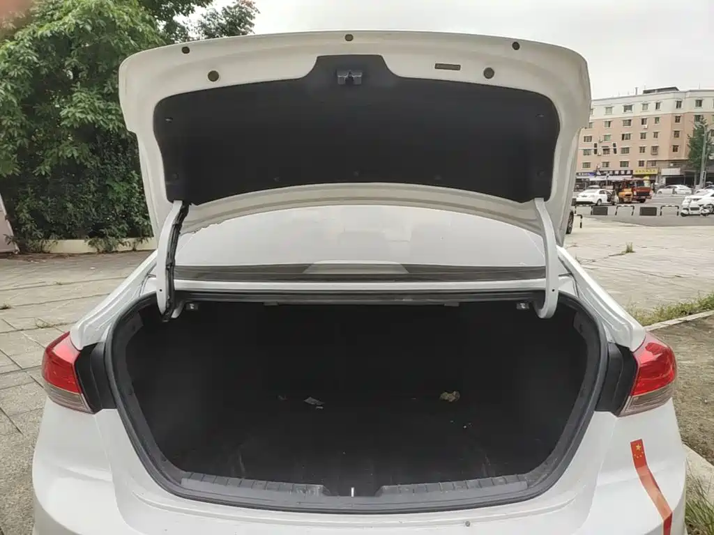 Hyundai Elantra — миниатюра 19