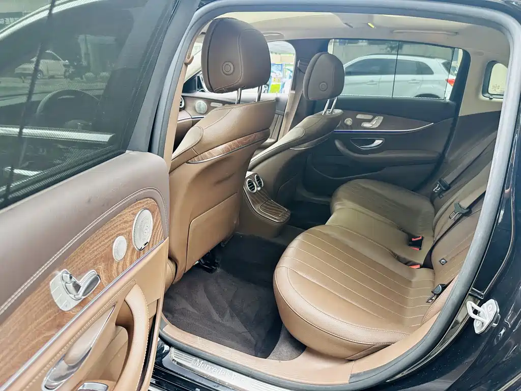 Mercedes-Benz E-Class — миниатюра 4