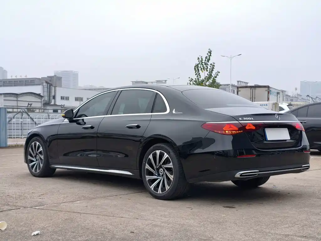 Mercedes-Benz E-Class — миниатюра 8