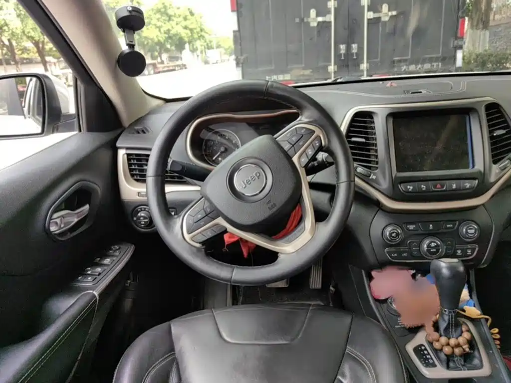 Jeep Cherokee (Import) — миниатюра 13