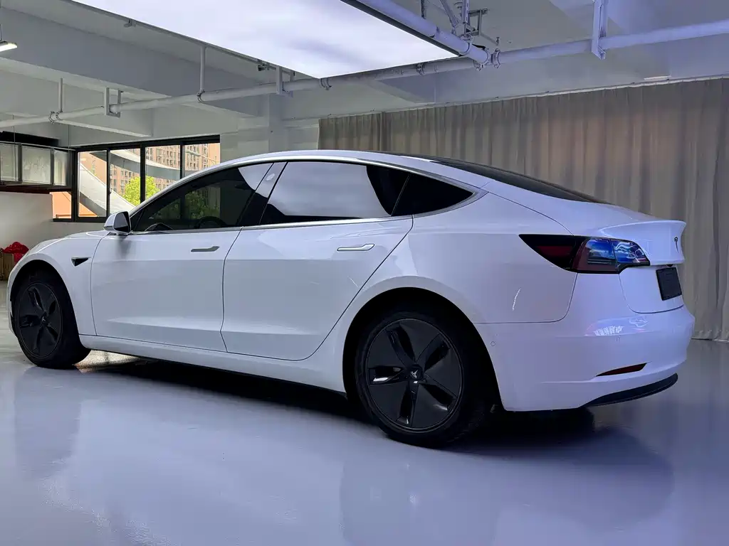 Tesla Model 3 — миниатюра 9
