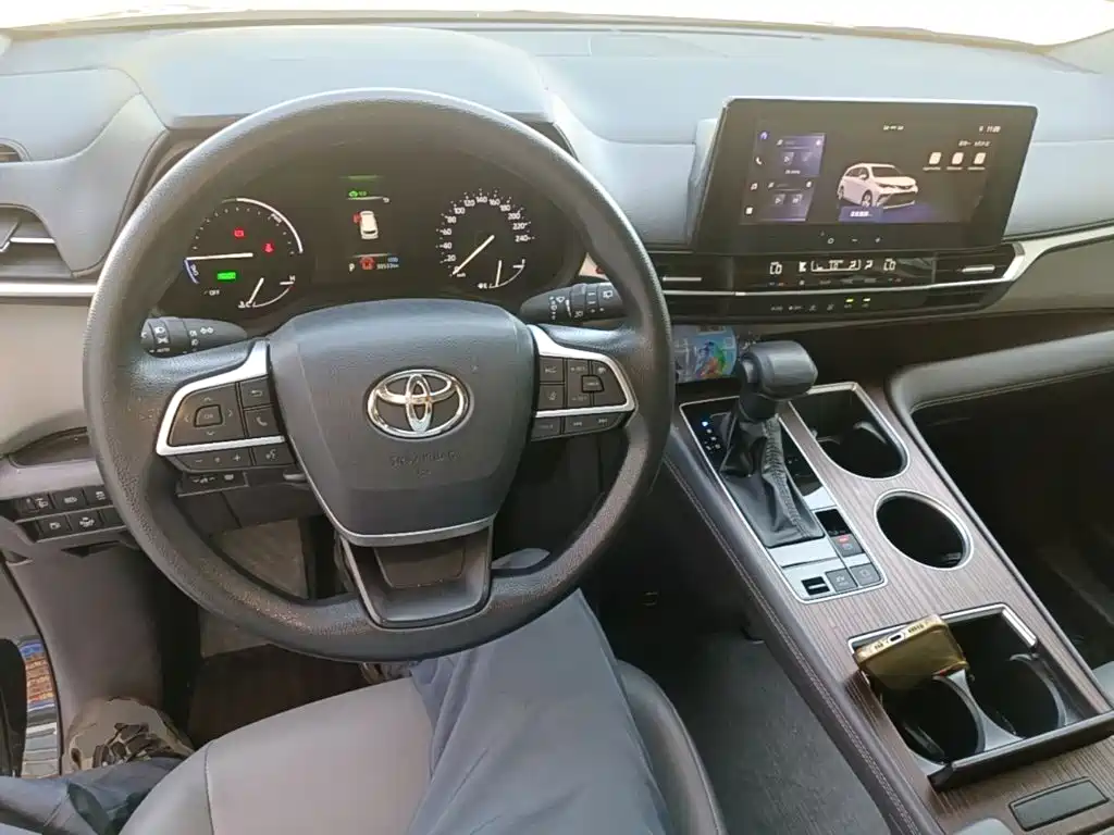 Toyota Granvia — миниатюра 10