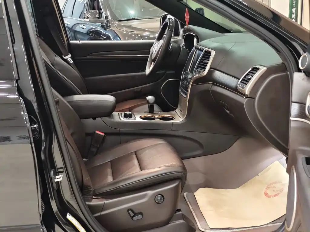 Jeep Grand Cherokee (Import) — миниатюра 13