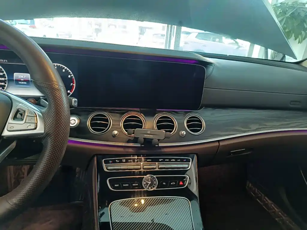Mercedes-Benz E-Class — миниатюра 13