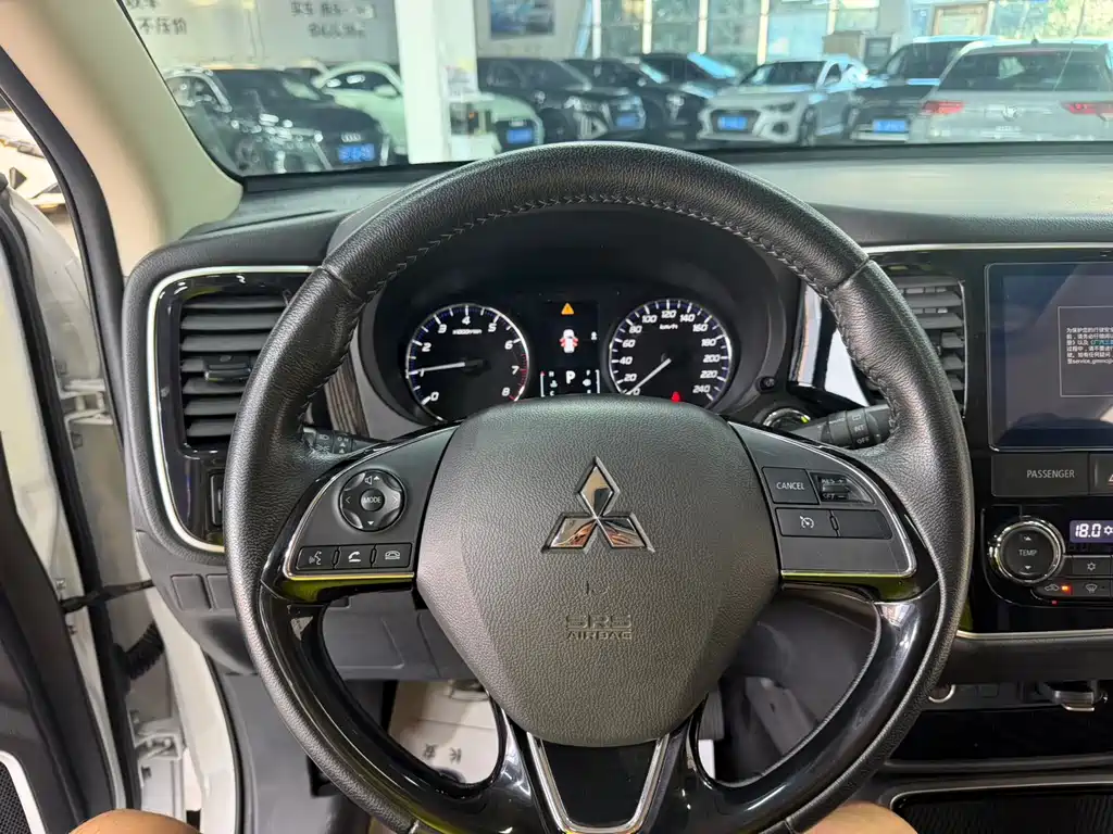 Mitsubishi Outlander — миниатюра 9