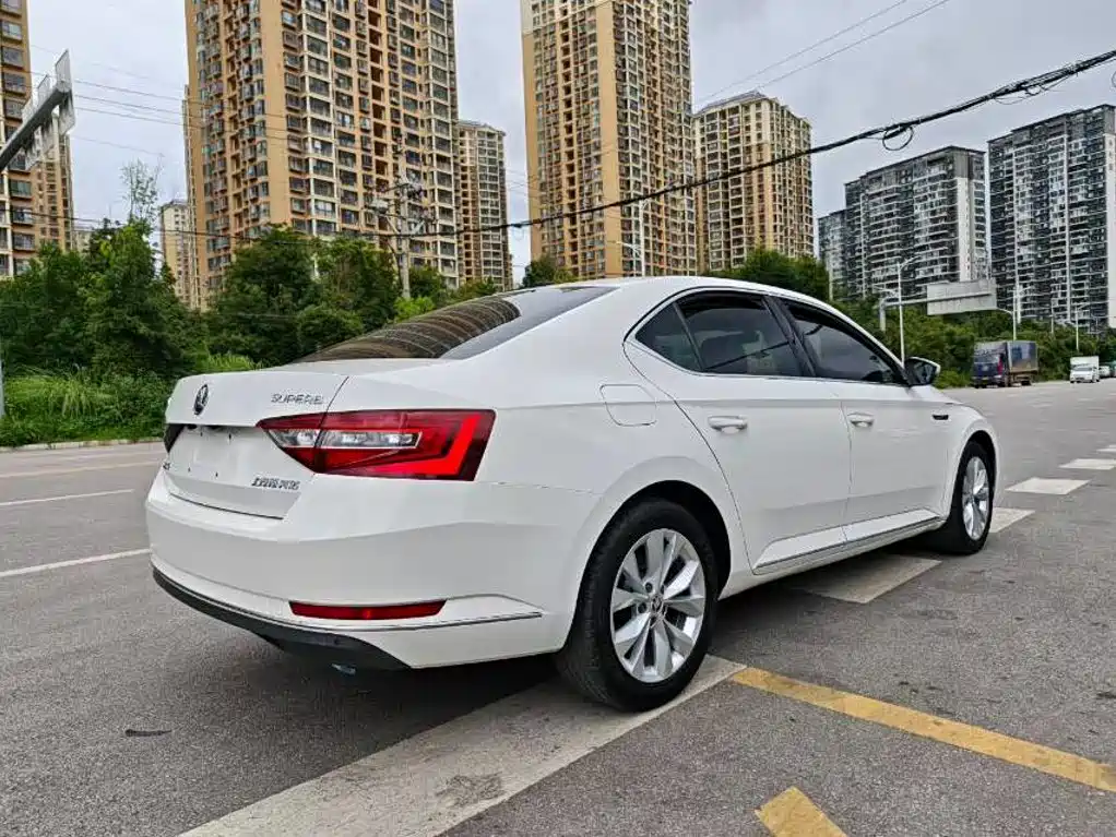Skoda Superb — миниатюра 9