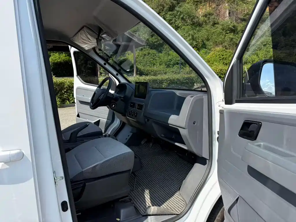 Wuling Yangguang — миниатюра 8