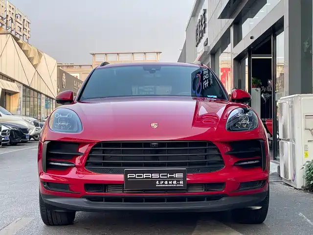PORSCHE MACAN