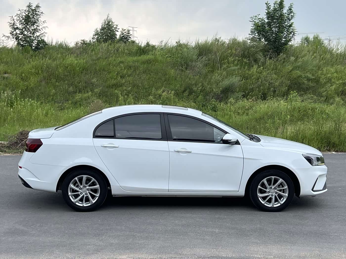 Geely Emgrand 1.5 л 2021 г. Белый, пробег 42000 км