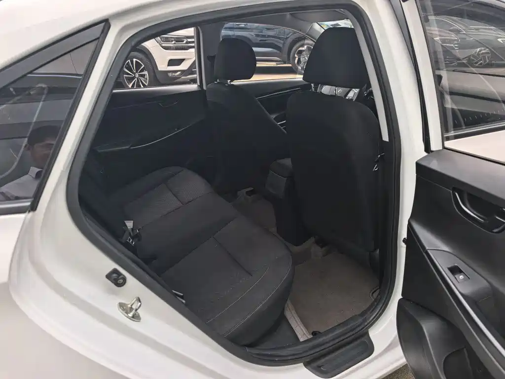 Hyundai Elantra - фото 17