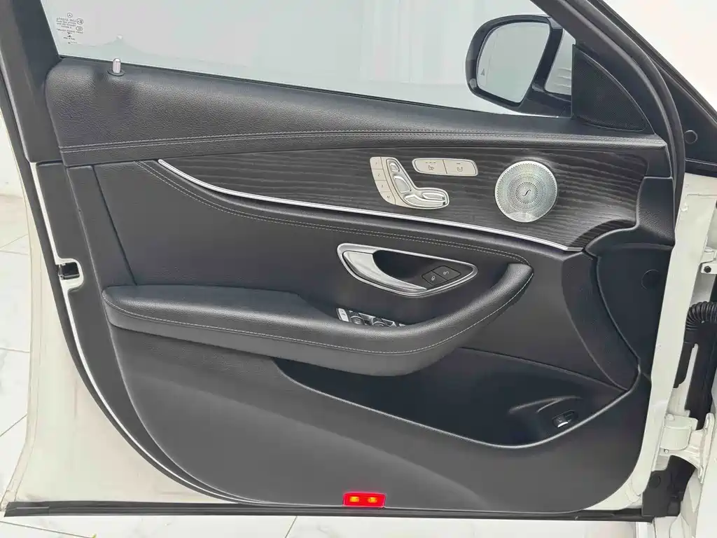 Mercedes-Benz E-Class — миниатюра 10