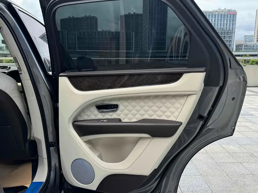 Bentley Bentayga PHEV — миниатюра 18