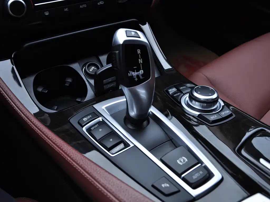 BMW 5 Series — миниатюра 11