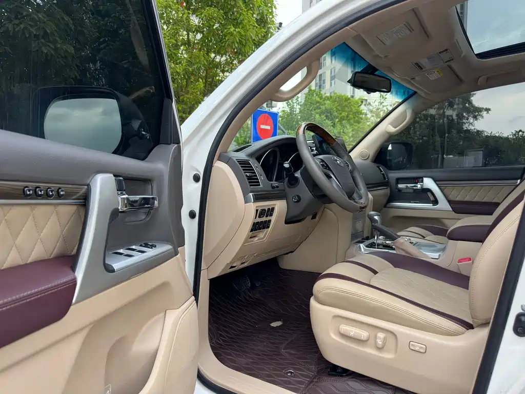 Toyota Land Cruiser 2012 4.6L AT VX-R