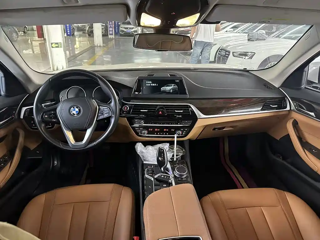 BMW 5 Series — миниатюра 9