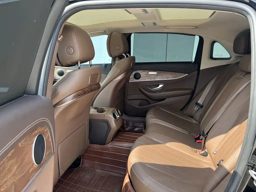 Mercedes-Benz E-Class — миниатюра 6