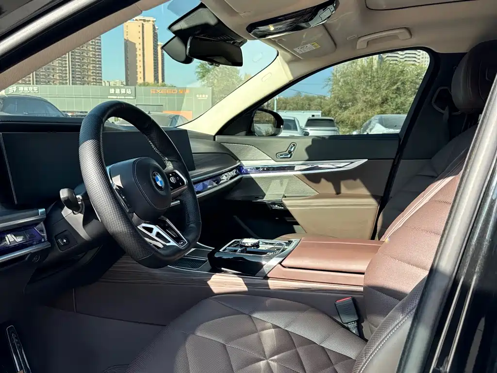 BMW 7 Series — миниатюра 4