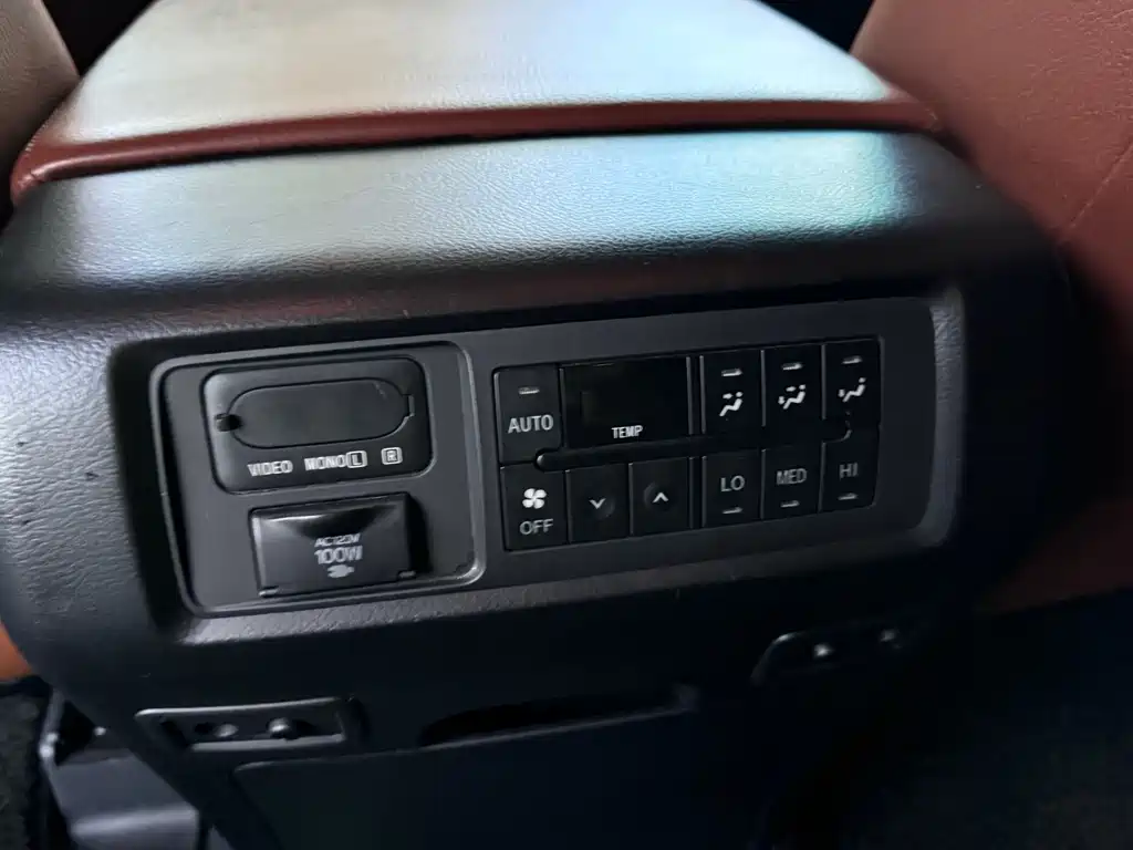 Toyota Sequoia — миниатюра 10