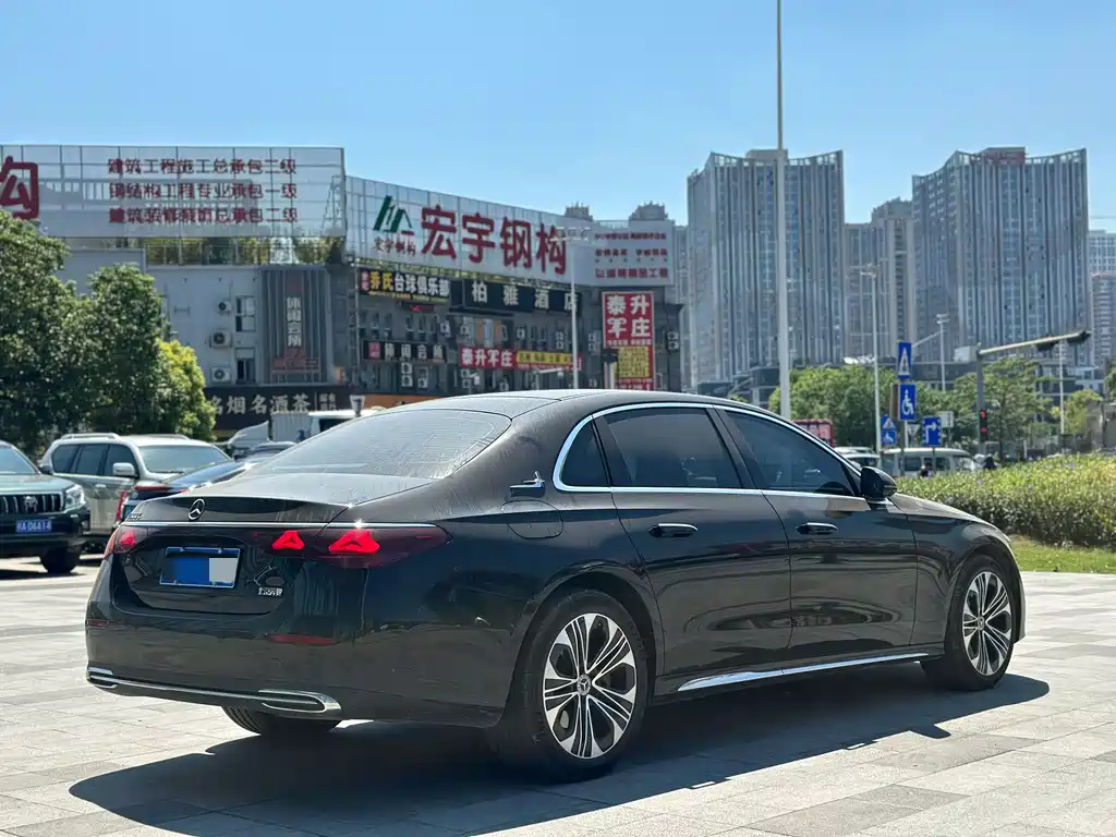 Mercedes-Benz E-Class — миниатюра 6