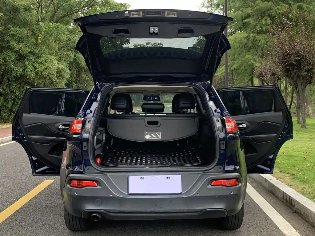 Jeep Cherokee (Import) — миниатюра 17